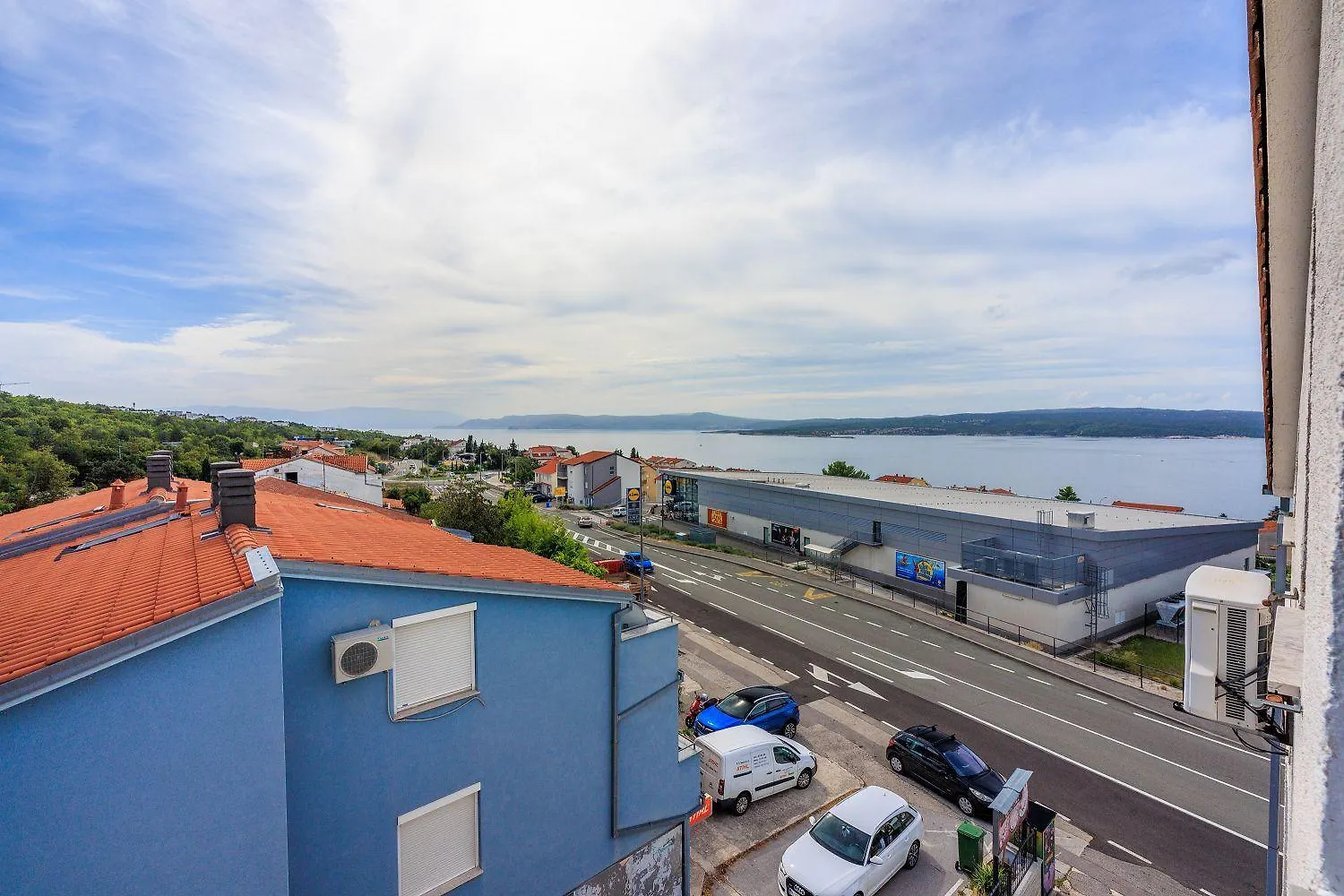 Lauschiges Apartment Nur 650 Meter Zum Strand Mit Meerblick, Privatparkplatz, Waschmaschine Crikvenica
