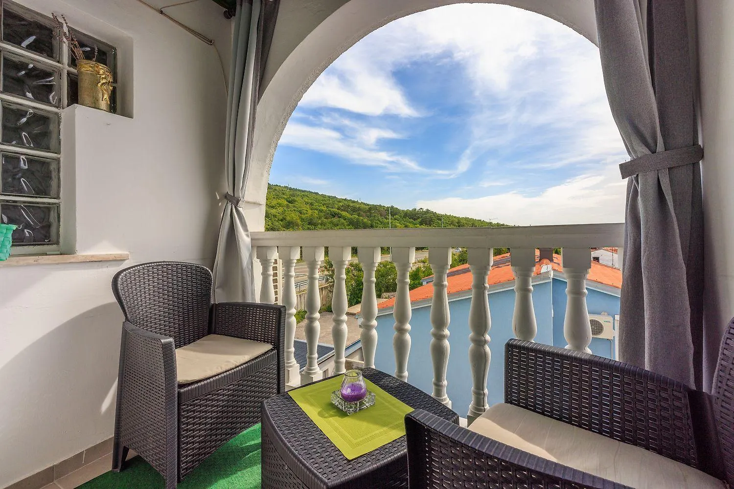 Lauschiges Apartment Nur 650 Meter Zum Strand Mit Meerblick, Privatparkplatz, Waschmaschine Crikvenica